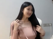高顏值美女直播閃現露個奶 比個愛心奶 漂亮啊